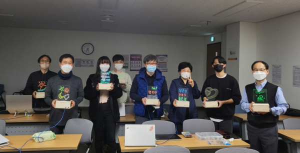 2022년 하반기 ‘어서와! 아두이노는 처음이지?’ 강좌 종강 후 한밭대 김윤기 교수(오른쪽 첫 번째)와 수강생들이 직접 제작한 아크릴 무드등을 들고 기념촬영