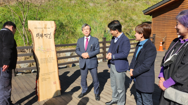 4일 경기 양평군 양동면 국립양평치유의숲에서 무장애나눔길(사부작길) 준공을 기념하고 있다.