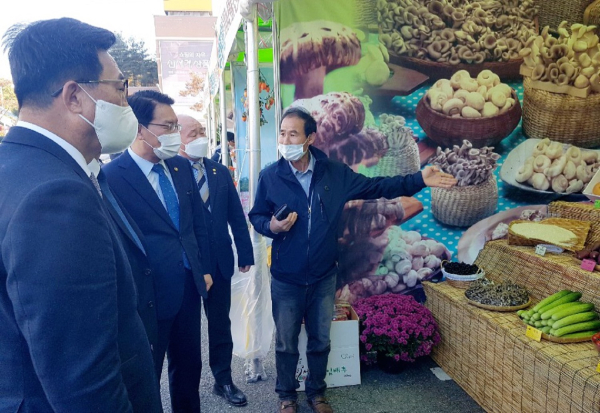 ‘제31회 전국으뜸농산물한마당’ 현장 사진 * 한국농수산식품유통공사 김춘진 사장(좌측 1번째)