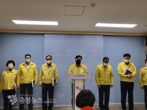 가세로 태안군수는 7일 오전 군청 브리핑실에서 기자회견을 열고 최근 불거진 ‘태안군 공직자 비위’ 사건에 대해 사과했다./사진 김정식 기자