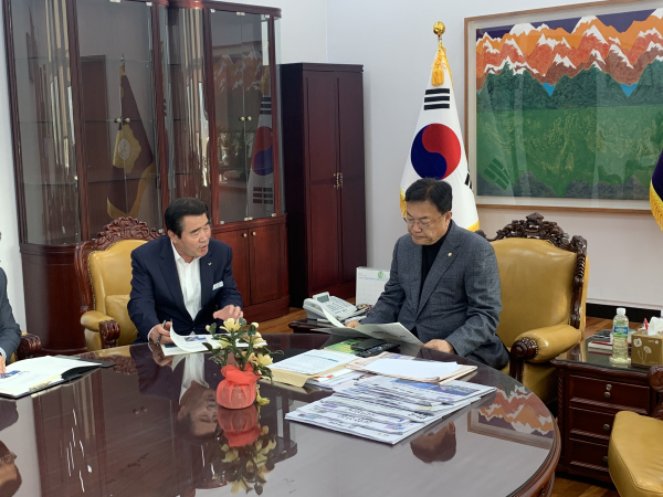 정진석 부의장 면담중인 김동일 보령시장 모습