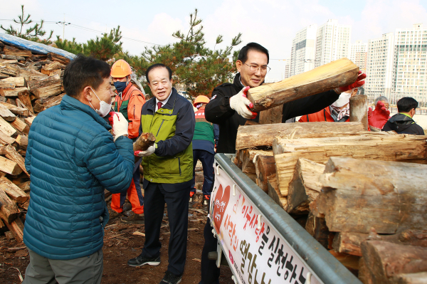 8일 임업기계창고에서 이완섭 서산시장이 사랑의 땔감 나누기 행사에 참여하고 있는 모습,