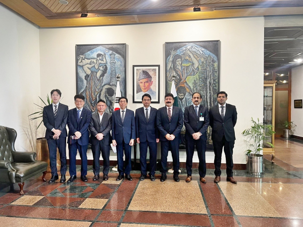 주파키스탄 한국대사관에서 Mr. Aamer Ahmed Atozai 파키스탄 아태국장(오른쪽에서 세 번째), 서상표 주파키스탄 한국대사(오른쪽에서 네 번째), 오봉록 한국수자원공사 자회사(Star Hydro Power Limited) 대표(왼쪽에서 네번째)가 기념촬영