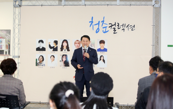 8일 서구청 2층 로비에서 열린 청춘컬렉션 개최 장면