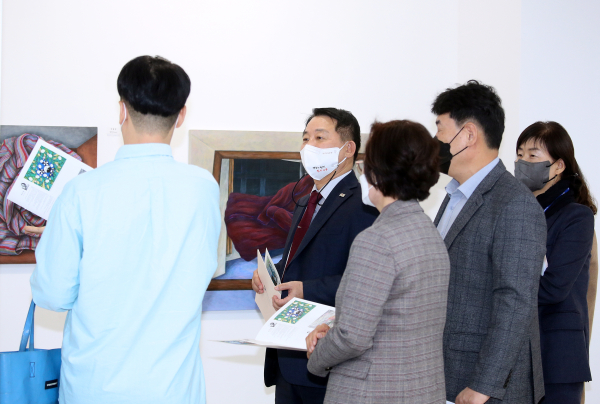 8일 서구청 2층 로비에서 열린 청춘컬렉션 개최 장면