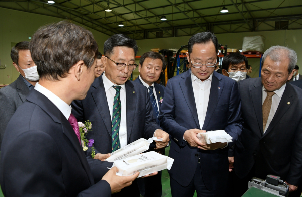 대미 쌀 초도수출 선적식 현장사진 * (오른쪽 3번째부터 오른쪽으로) 한국농수산식품유통공사 김춘진 사장, 해남군청 명현관 군수, 해남군의회 김석순 의장