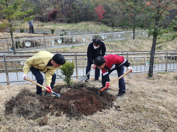 지역주민과 함께하는 탄소중립 나무심기 행사 진행 모습
