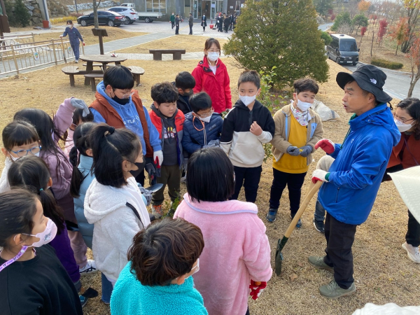 8일 경북 예천군 효자면 은풍로 산림치유원 산림치유문화센터 일원에서 열린 탄소중립 나무심기 행사에서 예천 용문초, 은풍초 학생들이 최학선(맨 우측) 산림치유지도사로부터 나무심는 방법에 대해 설명을 듣고 있다.