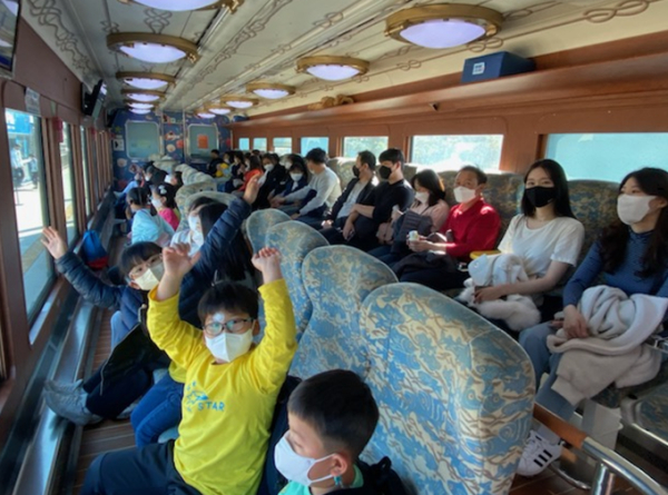 강원도 태백시 소재 철암초등학교 학생들이 9일(수) 추암역과 강릉역 간 바다열차 체험을 하고 있다.