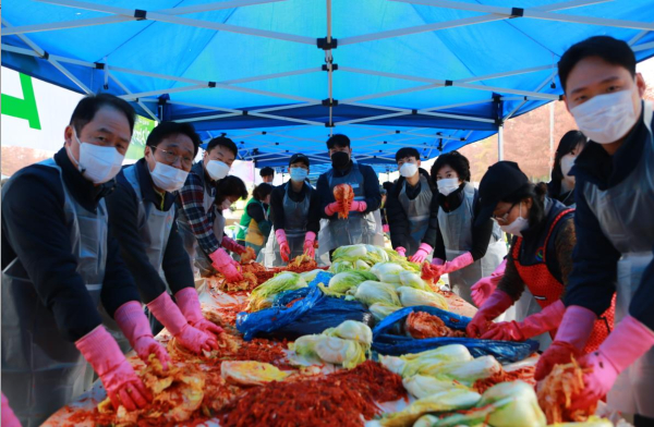 대전교통공사 연규양 사장(왼쪽 첫 번째)과 김남욱 노동조합위원장(왼쪽 두 번째)     등 임직원들이 ‘사랑의 김장 대봉사’에 참여해 김치를 담고 있다