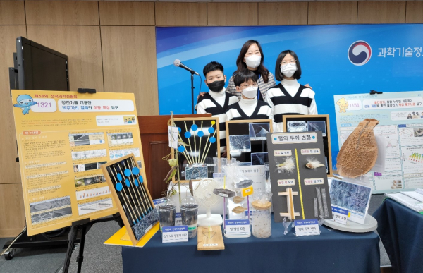 전국과학전람회 국무총리상 출품자. 지도교사 모습