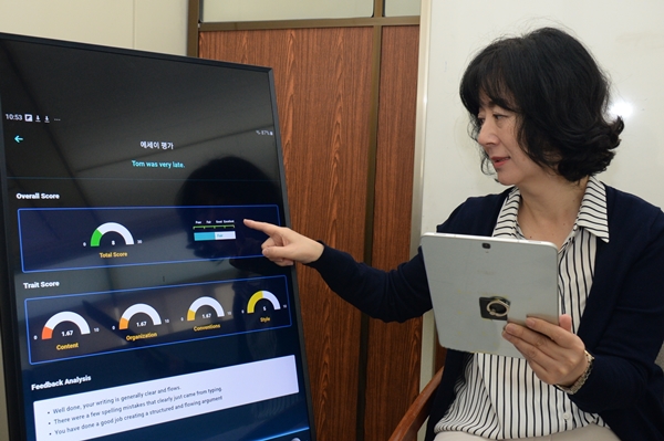 ETRI 연구진이 개발한 독해 AI 선생님에서 독해 및 쓰기 평가를 시연하는 모습