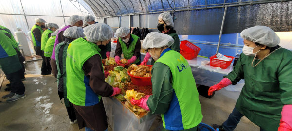 10일 밀마루복지마을과 함께 ‘행복, 나눔, 사랑의 김장 나누기’행사
