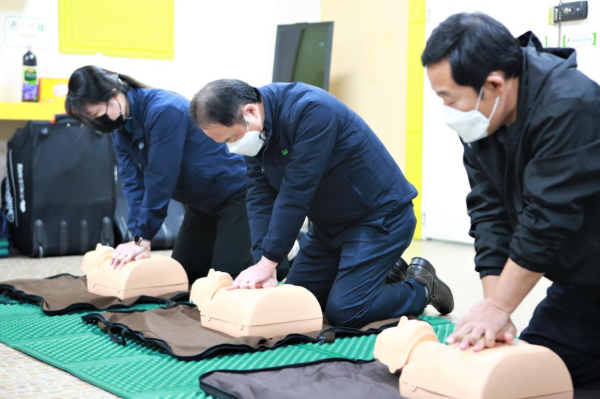 10일, 연규양 사장(사진 가운데) 등 대전교통공사 임직원들이 대전도시철도 갈마역 갈마울모임터에서 심폐소생술 교육을 받고 있다