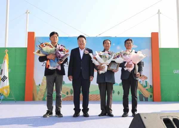 당진시 농업인 대상 시장표창자 단체사진/ 왼쪽부터 시장상 표창자 이순길,  김석태,  이태호