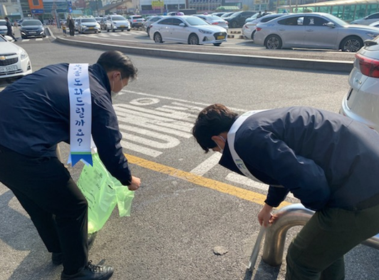 충청본부 직원들이 11일 대전역 인근에서 환경정화 플로깅 행사를 시행하고 있다.