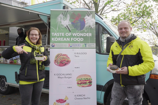 고추장 마요 퓨전 버거를 맛보는 도르트문트 팬