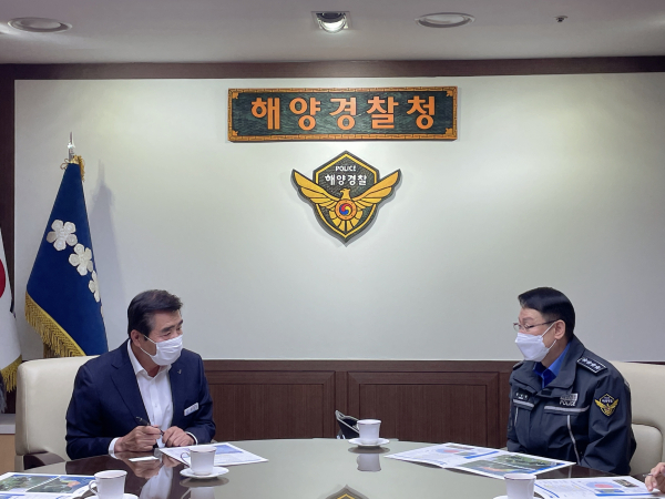 김동일 보령시장, 해양경찰인재개발원 유치 위해 정봉훈 해양경찰청장 면담 모습