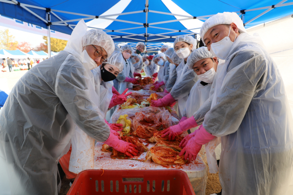 지난 10일, 대전 유성구에서 시행된 ‘2022 유성구 사랑의 김장 나누기’에 동참했다. 사진은 김장 김치를 담그고 있는 그룹사 임직원들.