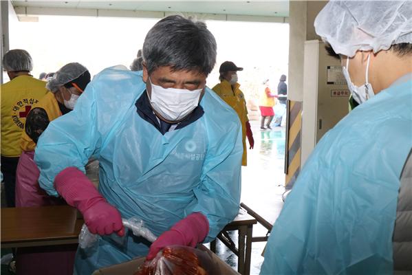 사랑의 김장김치 나눔 봉사활동 모습