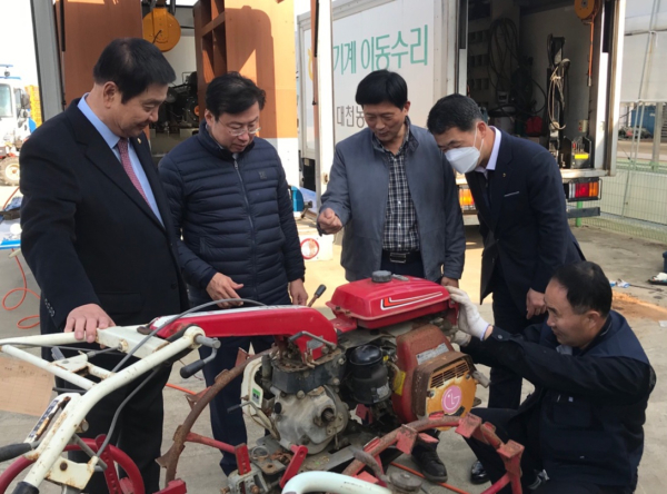 이종욱 충남세종농협본부장(왼쪽 두 번째), 이선균 홍성군의회의장(왼쪽), 표경덕 홍성서부농협조합장(왼쪽 세 번째), 한만철 농협홍성군지부장(오른쪽)이 농기계 순회수리 봉사활동 현장을 둘러보고 있다
