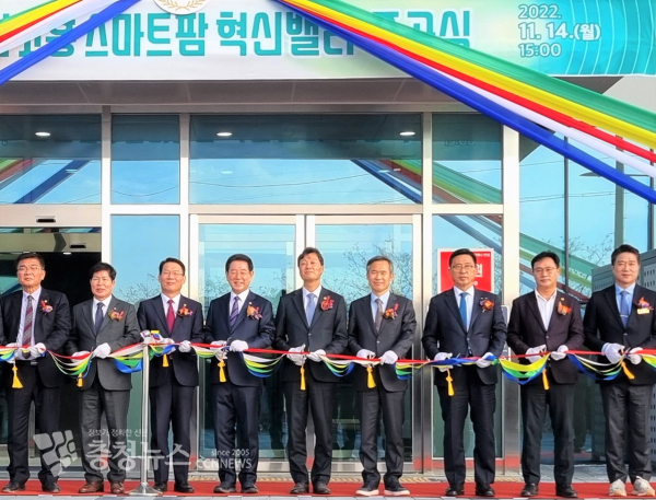 전남 고흥 스마트팜 혁신밸리’ 준공식 현장 사진 (우측 3번째부터) 김춘진 한국농수산식품유통공사 사장, 김승남 국회의원, 서동욱 전라남도의장, 김영록 전라남도지사, 김인중 농식품부차관