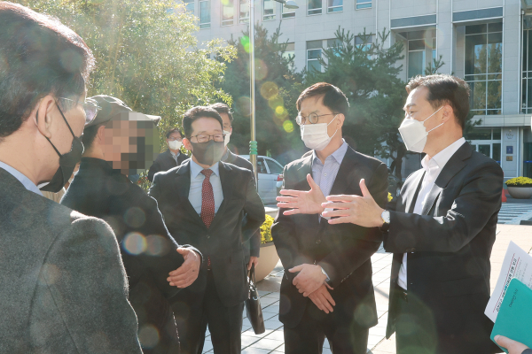 이택구 행정부시장과 이석봉 경제과학부시장이 집회단체 관계자들과 면담하는 모습.