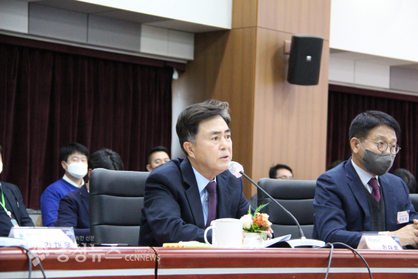 김태흠 충남지사는 ‘지역 대학과 기업의 상생 발전 협약’을 체결했다./사진 권상재 기자