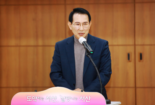 지난 16일 서산시청 중회의실에서 열린 서산 대산항 유관기관 및 기업단체장 간담회에서 이완섭 서산시장이 인사말을 하고 있다