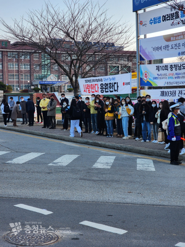 수험생들이 17일 시험장 학교에 들어가고 있는 가운데 응원하고 있는 가세로 태안군수/사진 김정식 기자