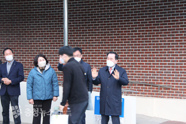 17일 보령 대천고에서 시험장에 입장하는 수험생을 응원하고 있는 김지철 충남교육감 모습/ 사진 권상재 기자