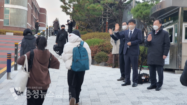 설동호 대전교육감이 시험장에 들어가는 수험생들을 응원하고 있다.
