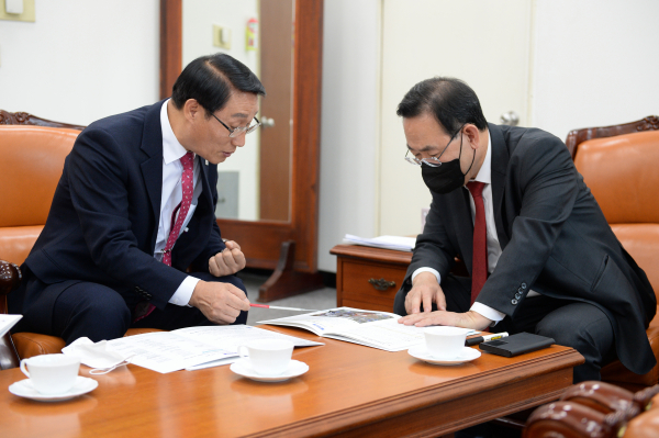 이용록 홍성군수, 지역 현안 해결 위해 국회 방문