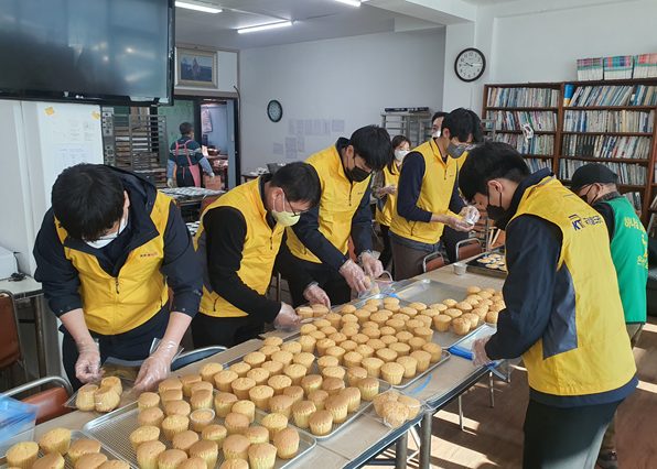 국가철도공단 건설본부 봉사단이 17일 은총섬김회 무료급식센터에서 음식을 준비하고 있다.