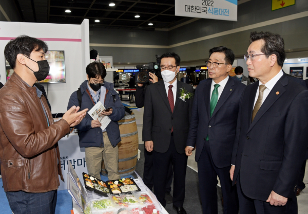 ‘2022 대한민국식품대전’ 개막식 현장 사진 * (우측부터) 정황근 농림축산식품부 장관, 김춘진 한국농수산식품유통공사 사장, 안호근 한국농업기술진흥원 원장