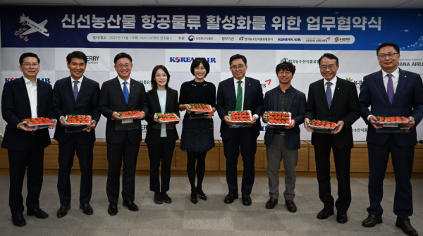 신선농산물 항공물류 활성화 MOU 체결 기념사진 * 한국농수산식품유통공사 김춘진 사장(우측 4번째), ㈜케이베리 서현우 대표(좌측 2번째),대한항공 박태훈 상무(좌측 3번째), 아시아나항공 오윤규 상무(우측 2번째)