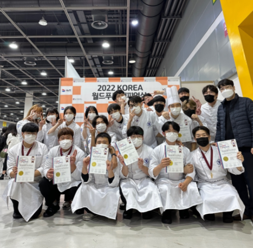 서울 양재at센터에서 열린‘2022 KOREA 월드푸드챔피언십’에서 각종 상을 휩쓴 외식조리학과 학생들이 기념사진을 촬영했다.