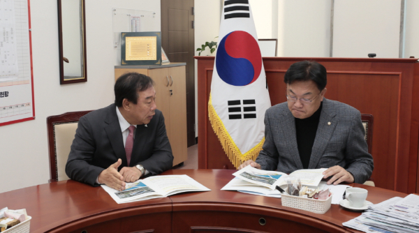 정진석 위원장을 찾은 최민호 시장