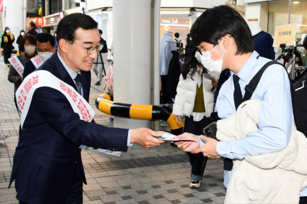지난 18일 으능정이 문화의 거리에서 진행된 아동학대 예방 캠페인