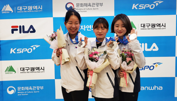 제15회 대구 아시아공기총선수권대회에서 획득한 메달을 들고 기념사진을 찍는 모습(왼쪽부터 김장미, 유현영, 김보미)