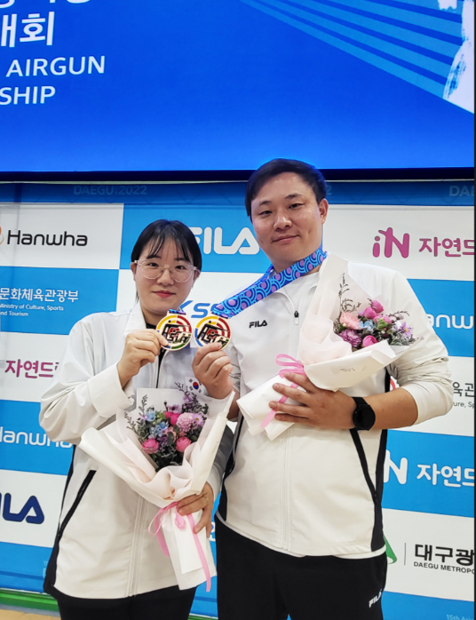 제15회 대구 아시아공기총선수권대회에서 획득한 메달을 들고 기념사진을 찍는 모습 (왼쪽부터 유현영, 목진문)