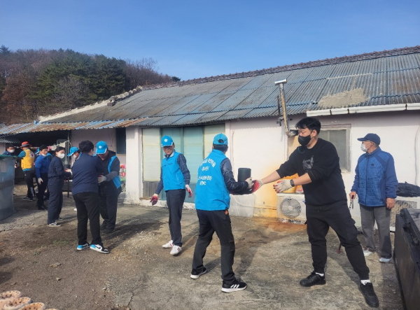 자동차사고 피해가정에 방문하여 연탄을 나르고 있는 모습
