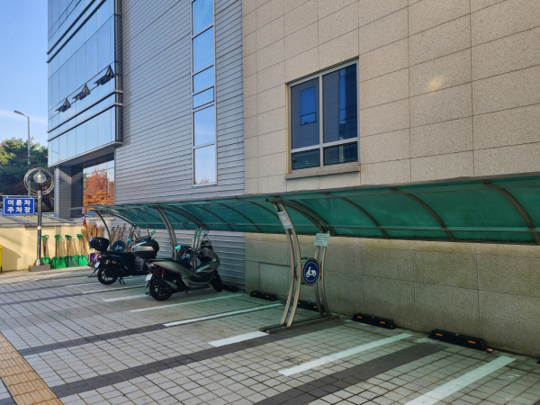 천안시청 내에 조성된 이륜차 주차공간/박동혁 기자