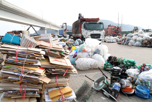 지난 8일 근흥면 신진대교 구(舊) 매립지에서 진행된 제3차 숨은 자원 찾기 행사 모습.