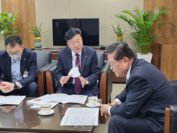 최재구 예산군수가 우동기 국가균형발전위원장에게 건의하는 모습