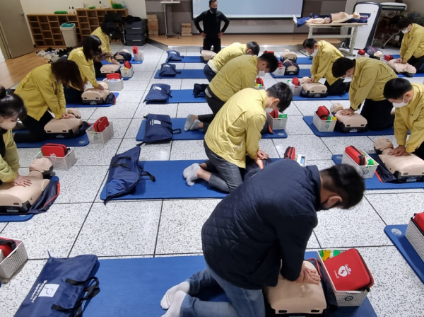 ‘2022년 직장민방위대원(직원) 안전체험교육’ 심폐소생술 훈련 모습
