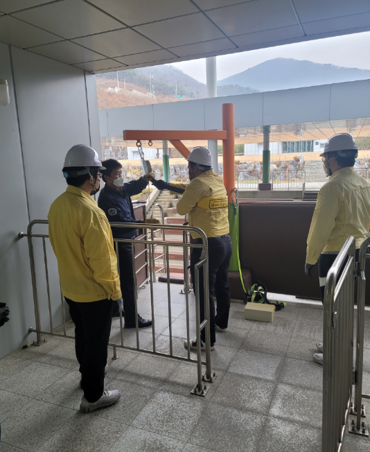 ‘2022년 직장민방위대원(직원) 안전체험교육’ 완강기 체험 모습