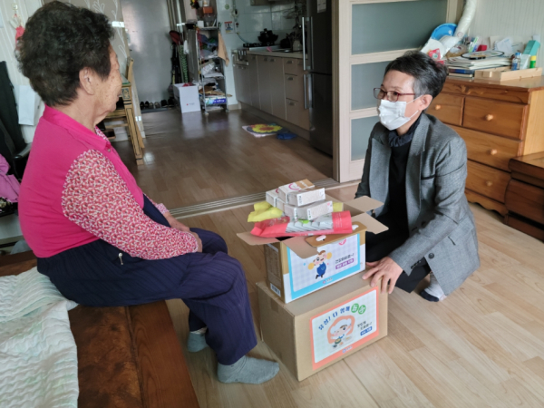 맞춤형 돌봄 키트 전달 모습