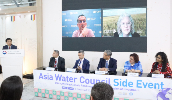 지난 11월 8일 이집트 샤름 엘 셰이크에서 진행된 제27차 UN 기후변화협약 당사국총회(COP27) AWC 물 투자 확대 특별세션에 참석하고 있는 박재현 한국수자원공사 사장(AWC 회장, 사진의 오른쪽부터 세 번째)