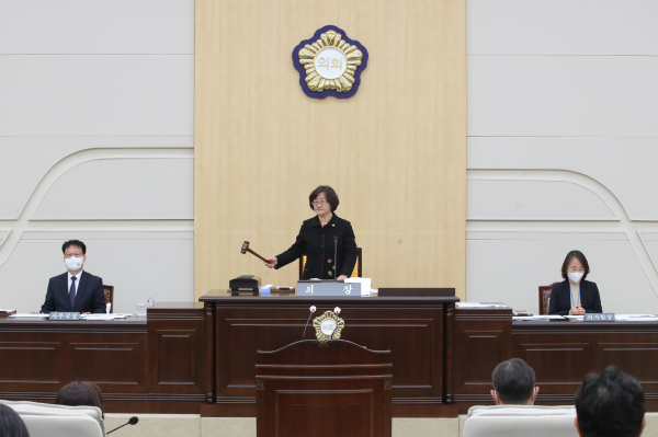 박영순 대전 동구의회 의장이 22일 제268회 정례회를 개회하고 있다.